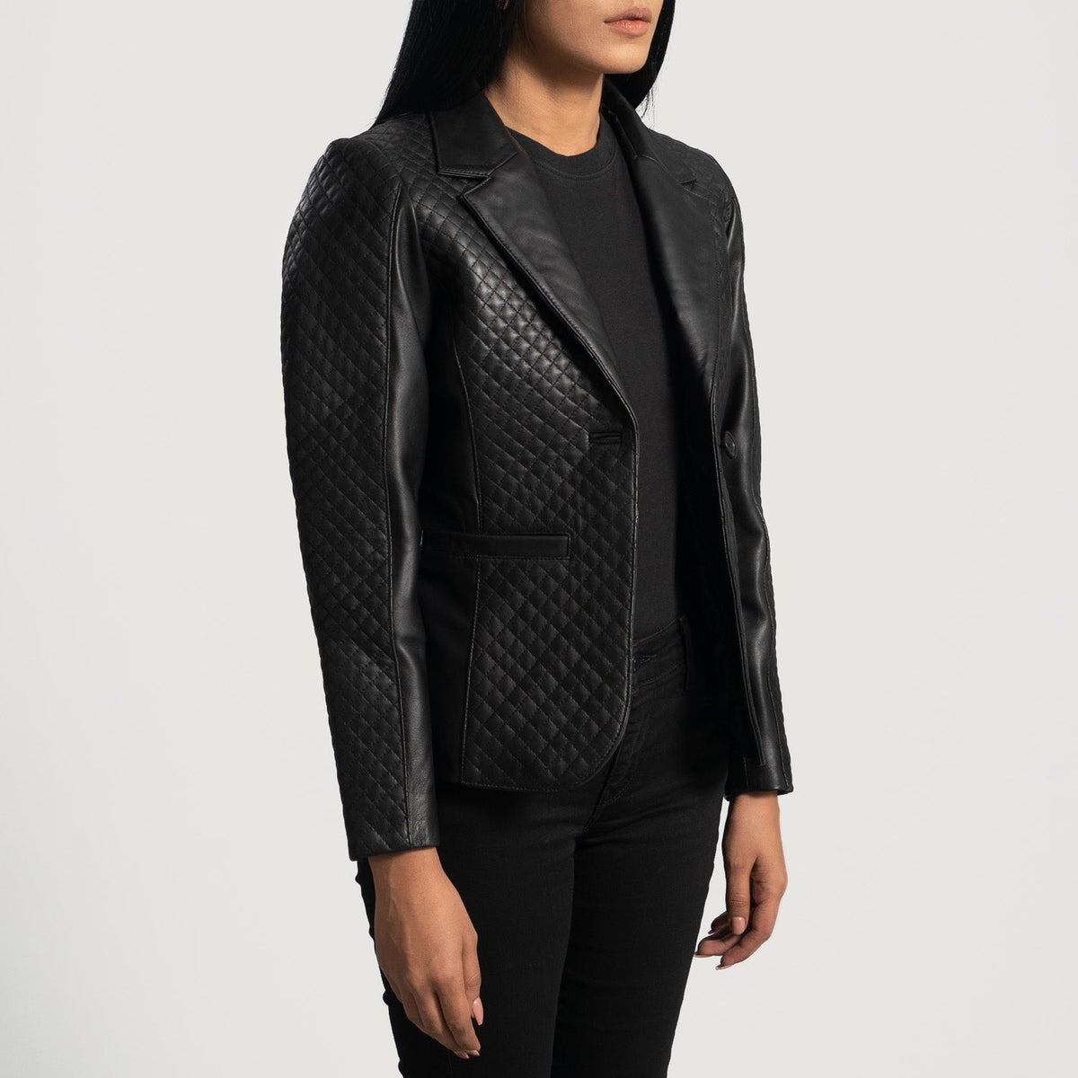 Women's Cora Matelassé Noir Blazer en Cuir en Cuir pour Femme - Vue de profil avec coupe de manche ergonomique