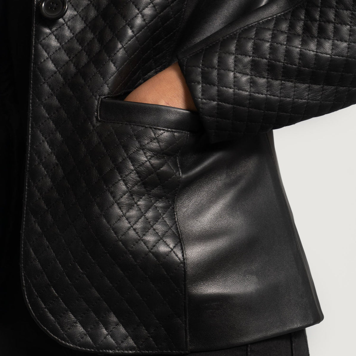 Vue détaillée of Notch &amp; Button Hardware on Women's Cora Matelassé Noir Blazer en Cuir en Cuir pour Femme