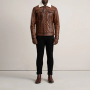 
Dallis Marron Leather Shearling Trucker Veste en Cuir pour Homme - Vue de profil mettant en valeur la coupe de manche ergonomique