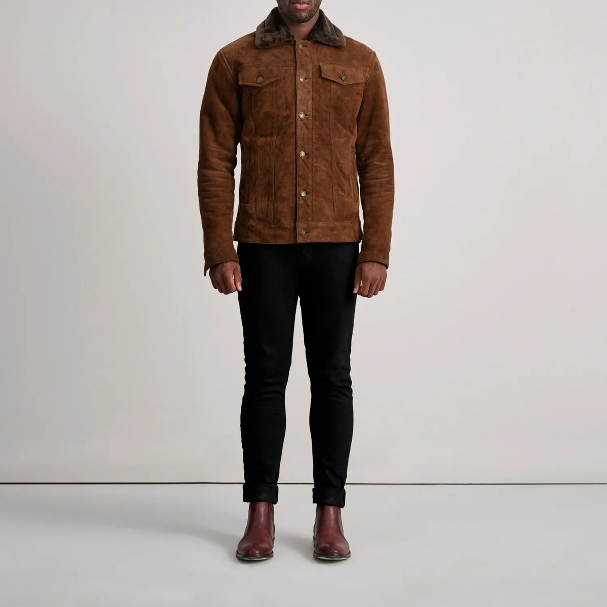 Dallis Marron Suede Shearling Trucker Veste en Cuir pour Homme - Vue de profil avec coupe de manche ergonomique