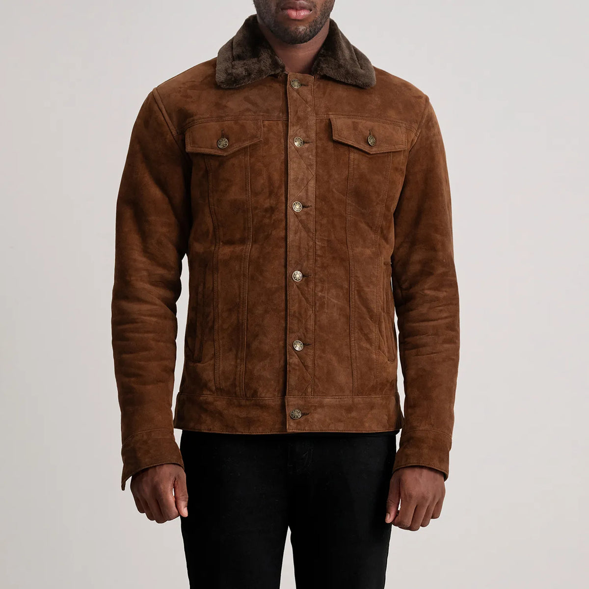 Vue détaillée of Classic Collar &amp; Button Hardware on Dallis Marron Suede Shearling Trucker Veste en Cuir pour Homme