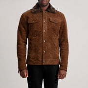 Vue détaillée of Classic Collar &amp; Button Hardware on Dallis Marron Suede Shearling Trucker Veste en Cuir pour Homme
