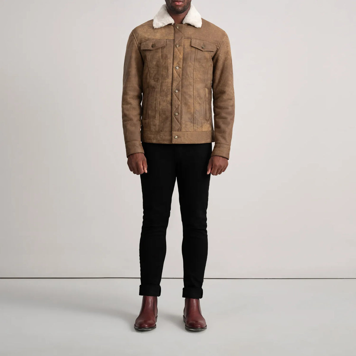 
Dallis Snuffed Brown Shearling Trucker Jacket - Vue de profil mettant en valeur la coupe de manche ergonomique