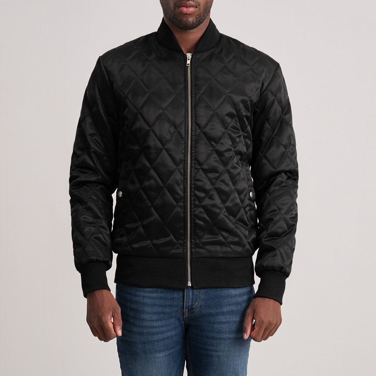 Danson Matelassé Noir Varsity Veste en Cuir pour Homme in Black Satin - Vue de face &amp; silhouette ajustée | Acheter en ligne