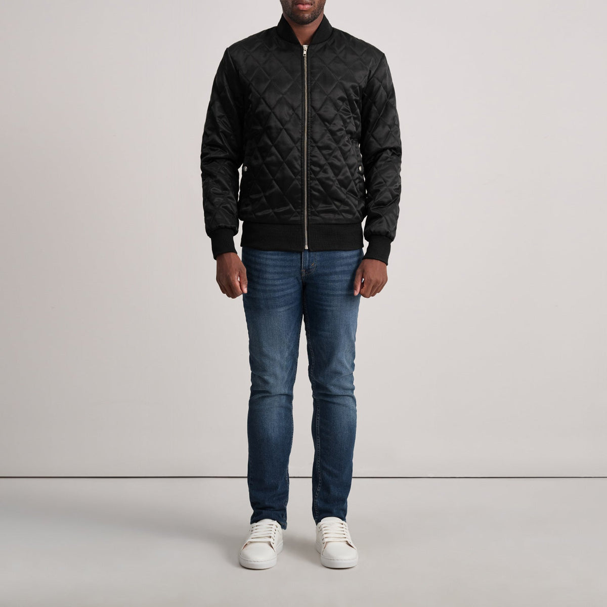 Vue détaillée of Varsity &amp; Zipper Hardware on Danson Matelassé Noir Varsity Veste en Cuir pour Homme
