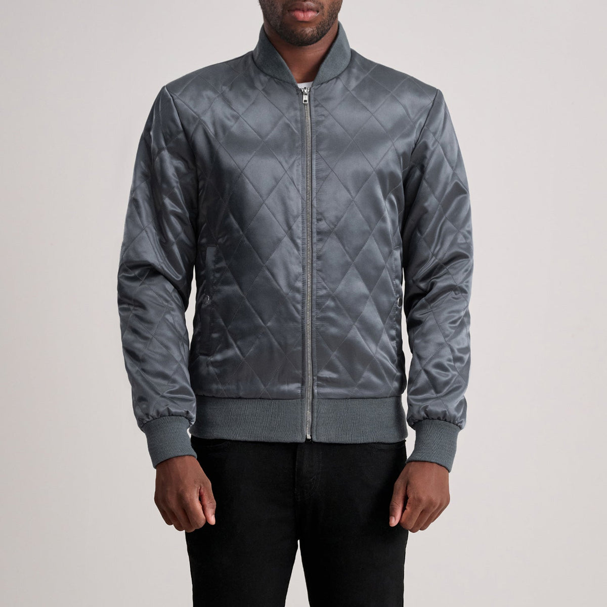 Danson Matelassé Gris Varsity Veste en Cuir pour Homme in Grey Satin - Vue de face &amp; silhouette ajustée | Acheter en ligne