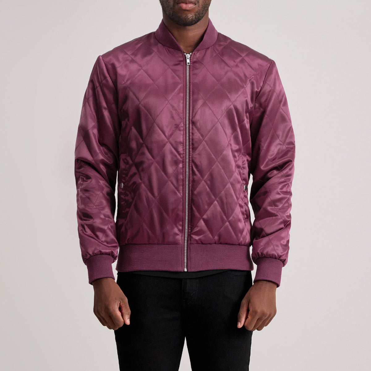 Danson Matelassé Bordeaux Varsity Veste en Cuir pour Homme in Maroon Satin - Vue de face &amp; silhouette ajustée | Acheter en ligne