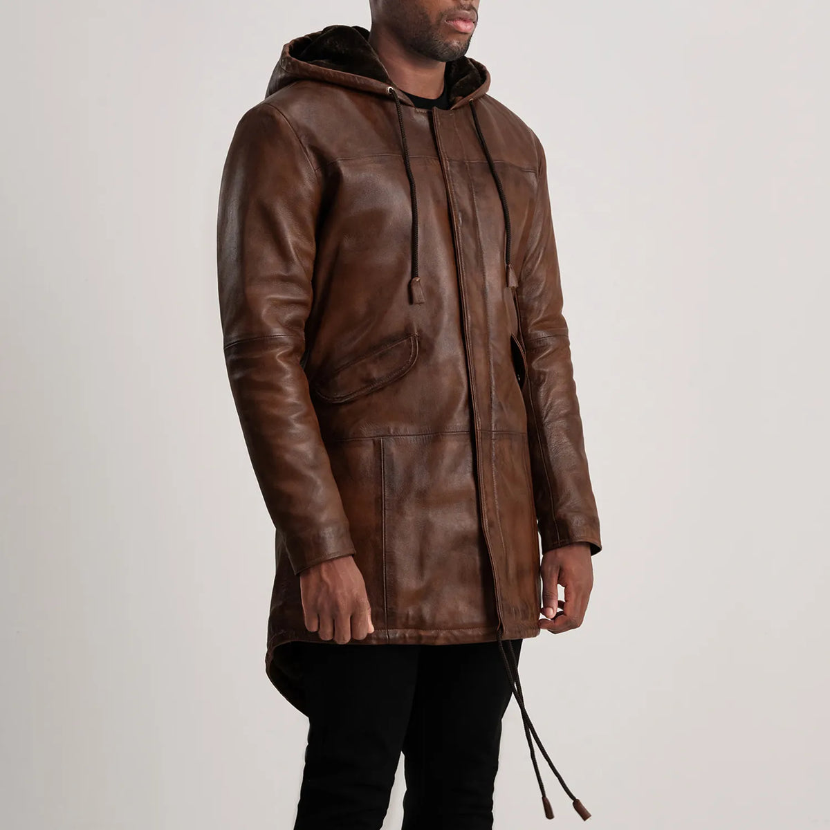 
Perspective portée de Delvin Tan Leather Parka sur modèle - Tombé naturel à la lumière du jour