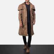 Men's Deux Marron Leather Duster pour Homme in Distressed Brown Semi-Aniline Snuffed - Vue de face &amp; silhouette ajustée | Acheter en ligne