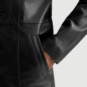 
Vue détaillée of Notch & Button Hardware on Don Long Noir Manteau en Cuir pour Homme