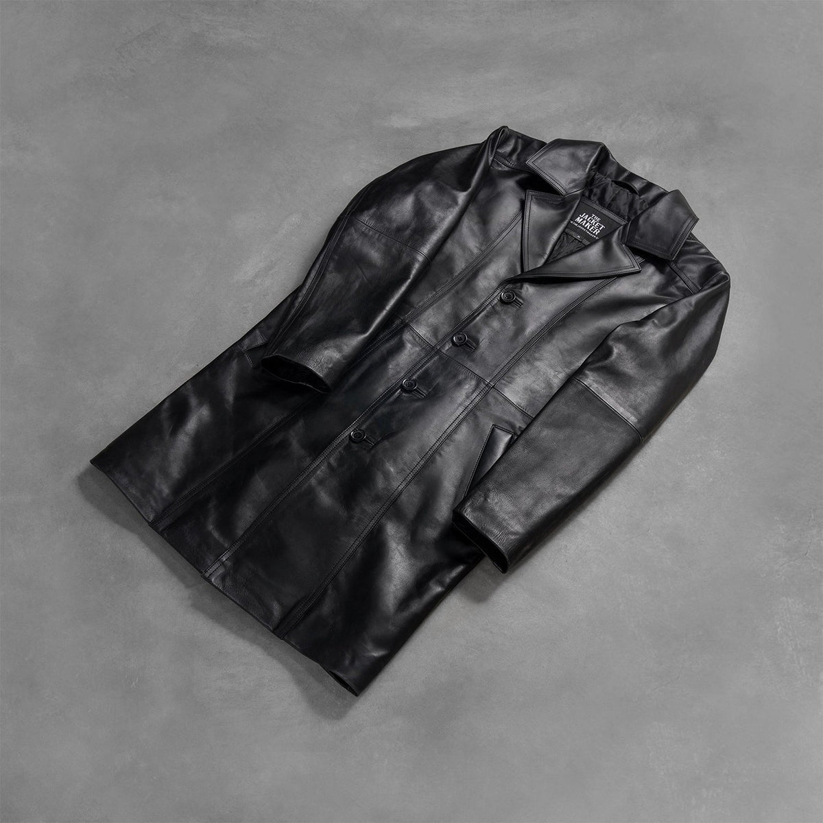 
Perspective portée de Don Long Noir Manteau en Cuir pour Homme sur modèle - Tombé naturel à la lumière du jour