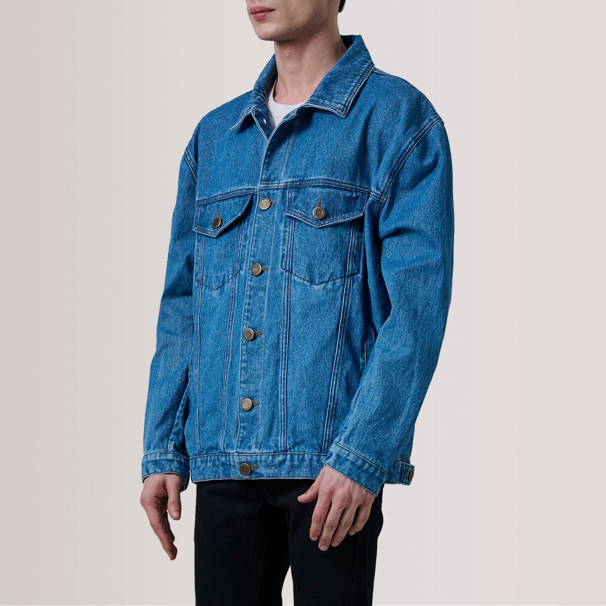 
Eddie Dark Bleu Oversized Denim Trucker Veste en Cuir pour Homme For Men - Vue de profil mettant en valeur la coupe de manche ergonomique