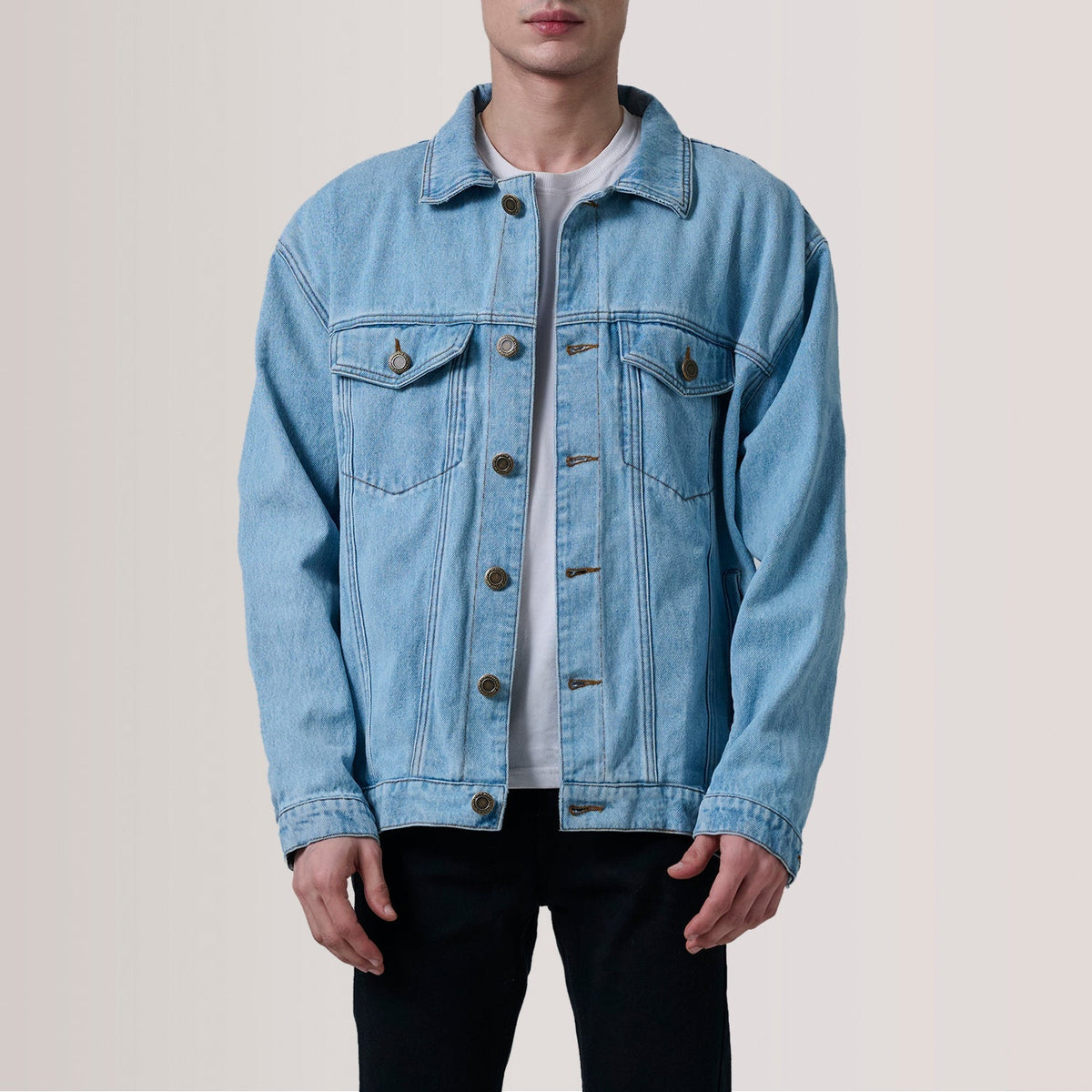 
Eddie Light Bleu Oversized Denim Trucker Veste en Cuir pour Homme For Men in Light Blue Full-Grain Leather - Vue de face & silhouette ajustée | Acheter en ligne
