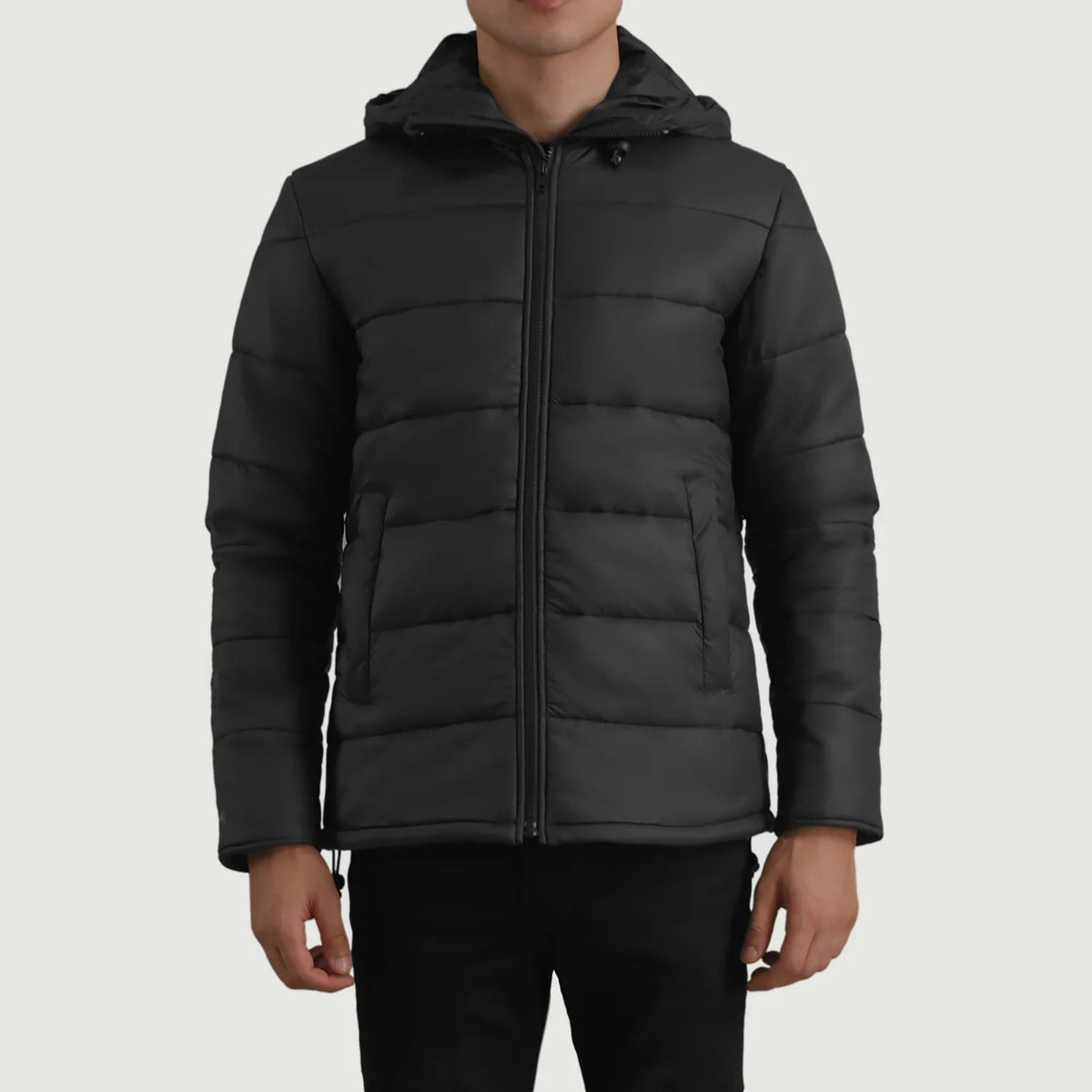 
Erico Noir Hooded Puffer Veste en Cuir pour Homme en cuir de vachette noir véritable - Vue de face & silhouette ajustée | Acheter en ligne