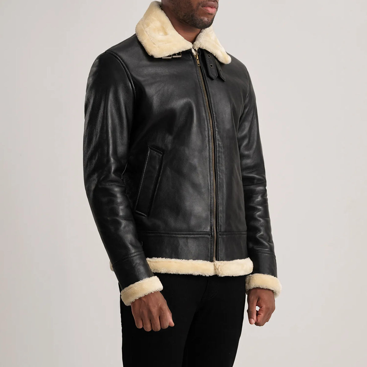 
Black Sheepskin Leather Bomber Jacket - Vue arrière montrant la carrure ajustée et l'ourlet net