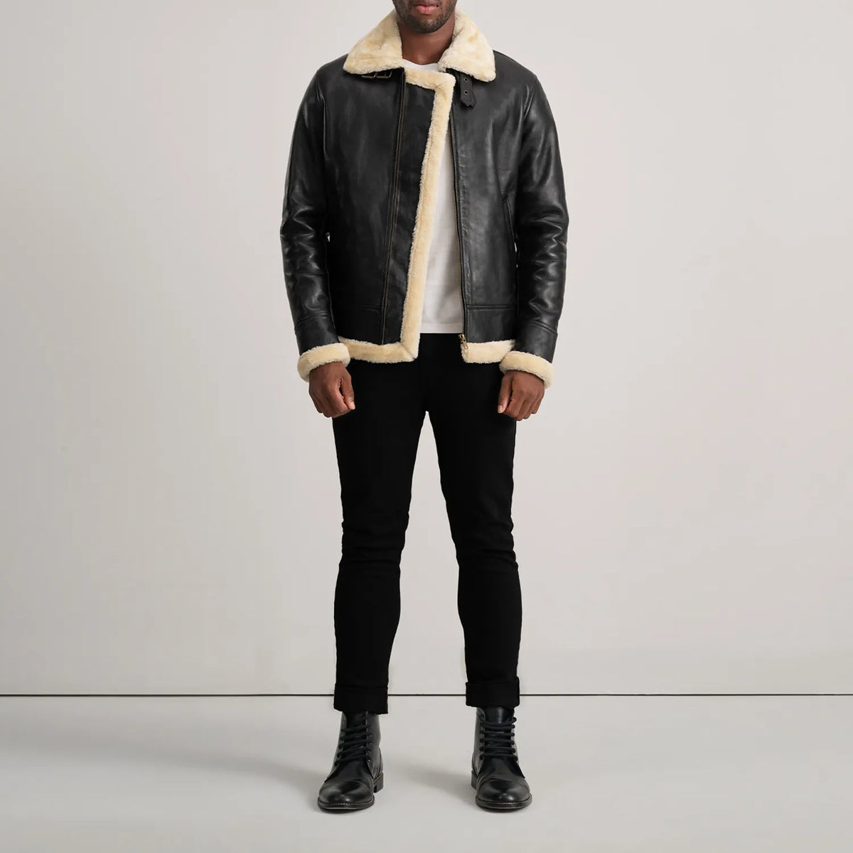 
Francis B-3 Black Leather Bomber Jacket - Vue de profil mettant en valeur la coupe de manche ergonomique