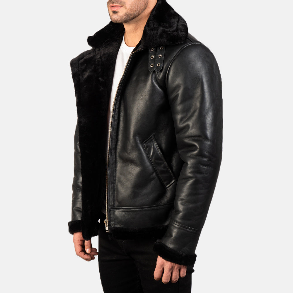 
Perspective portée de Francis B-3 Black Leather Bomber Jacket sur modèle - Tombé naturel à la lumière du jour