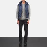 
Fuston Bleu Doudoune sans manches à capuche pour Homme - Vue de profil mettant en valeur la coupe de manche ergonomique