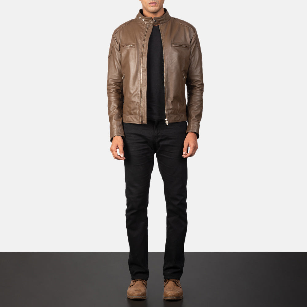 
Gatsby Moka Veste Motard en Cuir pour Homme - Vue de profil mettant en valeur la coupe de manche ergonomique