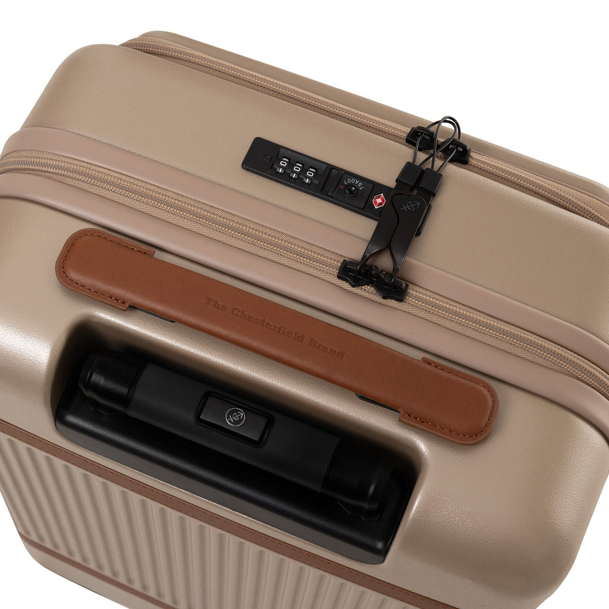 
Perspective portée de Hand Luggage Suitcase Front Pocket Zuna pour Femme pour Femme sur modèle - Tombé naturel à la lumière du jour