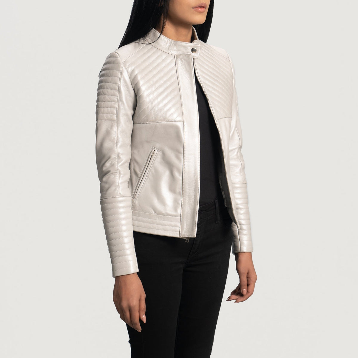 
Silver Sheepskin Leather Biker Jacket - Vue arrière montrant la carrure ajustée et l'ourlet net