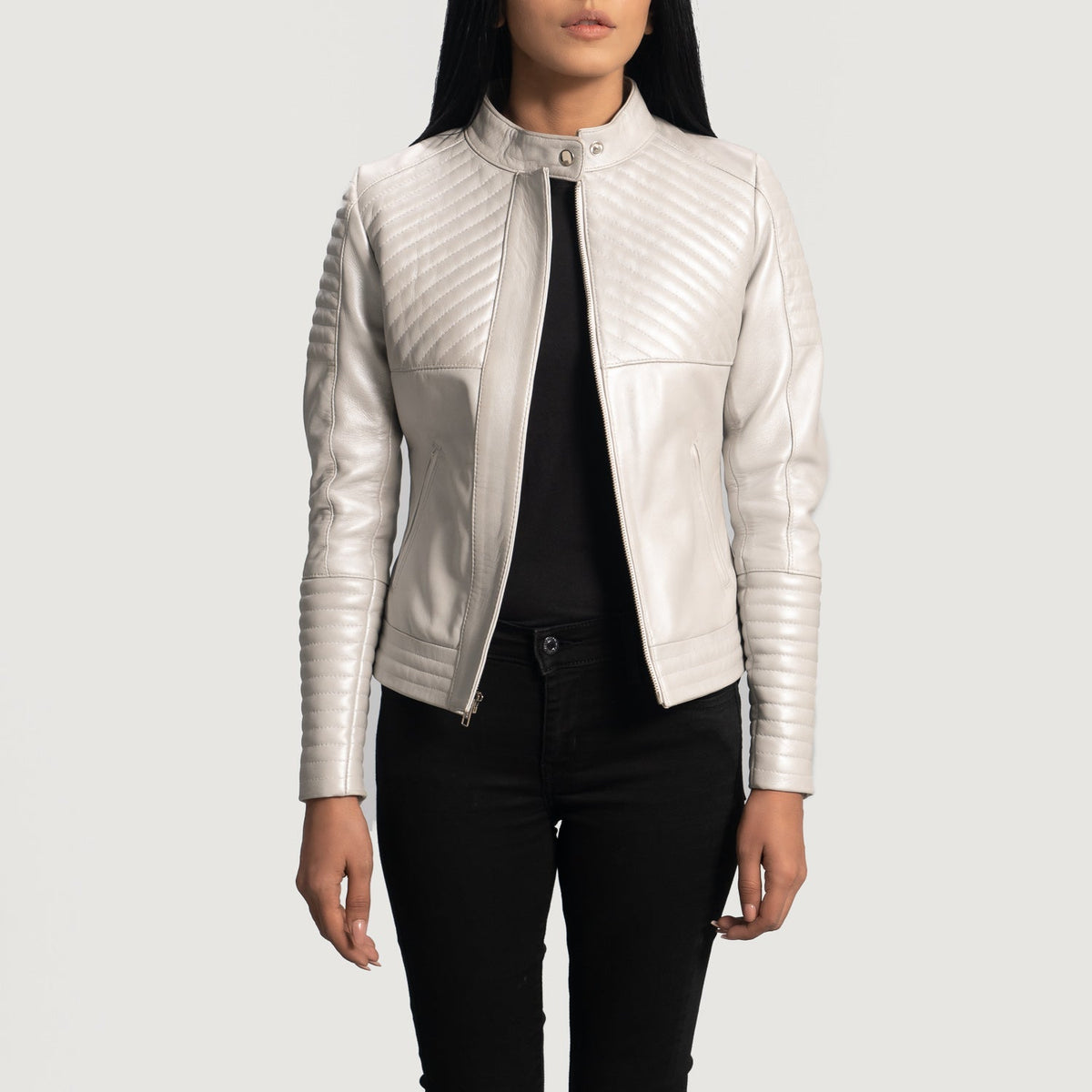 
Ice Maiden Silver Matelassé Veste Motard en Cuir pour Femme - Vue de profil mettant en valeur la coupe de manche ergonomique