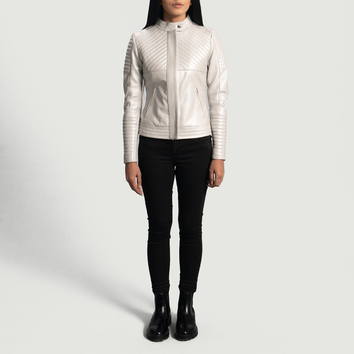 
Gros plan sur le col à bouton-pression et les finitions zippées de Ice Maiden Silver Matelassé Veste Motard en Cuir pour Femme