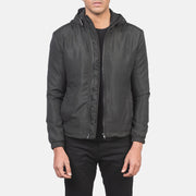 
Jimmy Noir Hooded Windbreaker Veste en Cuir pour Homme in Black Polyester - Vue de face & silhouette ajustée | Acheter en ligne