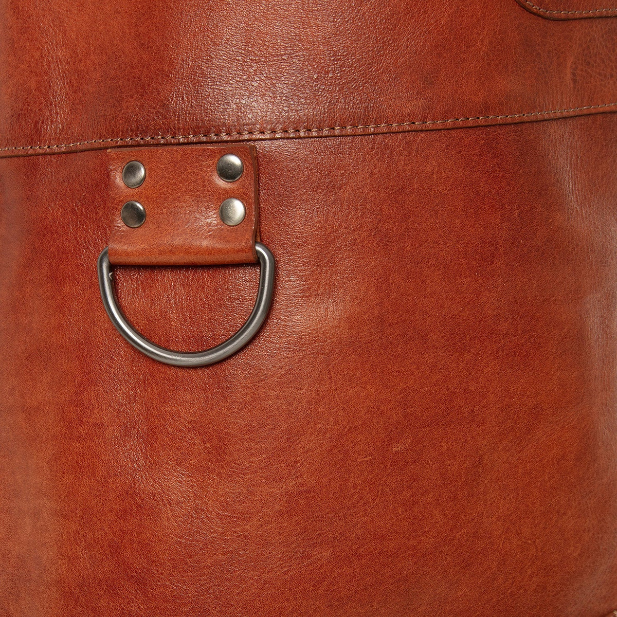 Vue détaillée of Classic Collar &amp; Heavy-Duty Zipper Hardware on Leather Apron Churrasco pour Femme