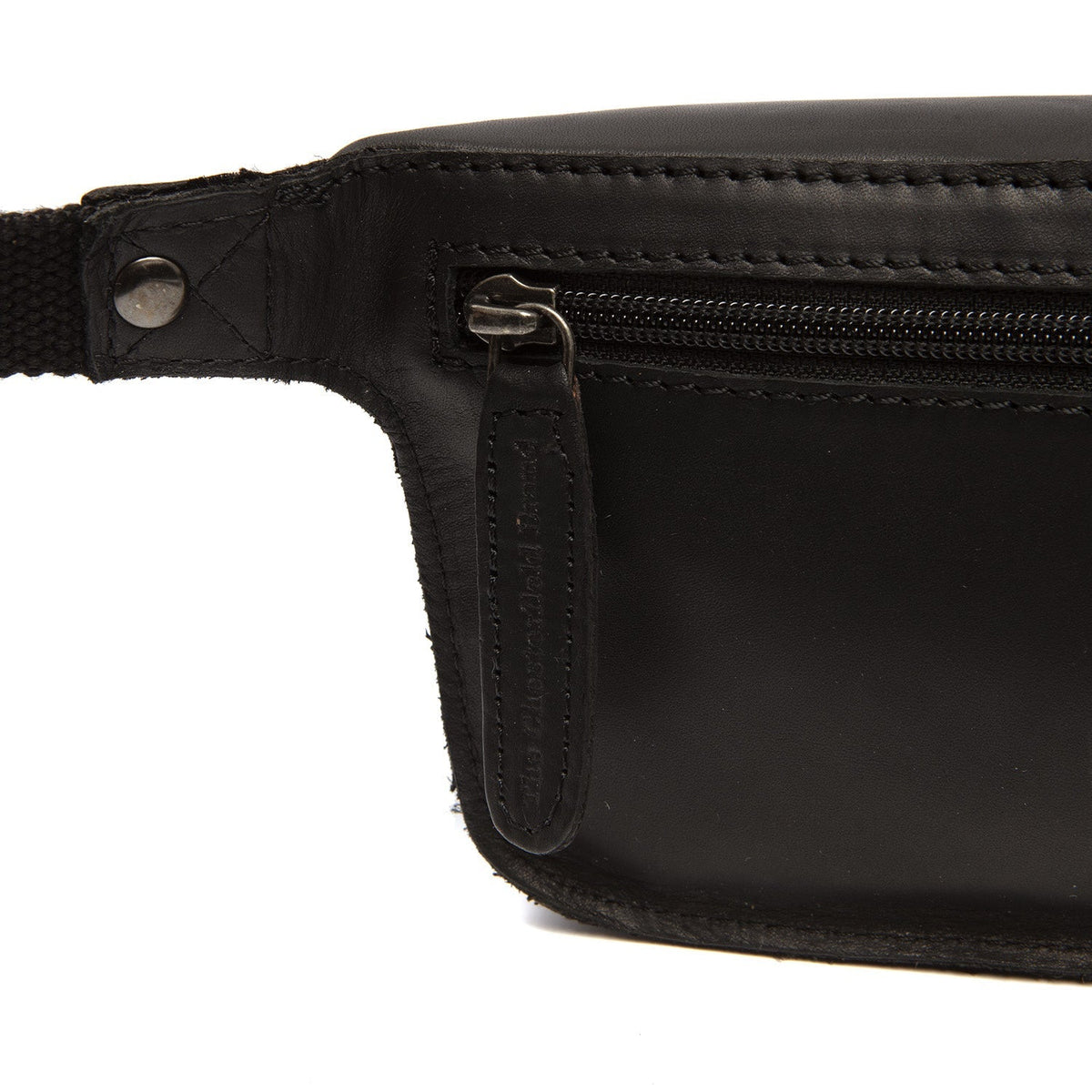 
Solid Antique Brass Hardware & Heavy-Duty Dual Zipper Detail on Toronto Sac banane en cuir pleine fleur
