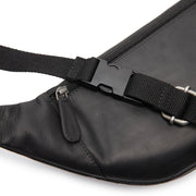 
Solid Antique Brass Hardware & Heavy-Duty Dual Zipper Detail on Vernio Sac banane en cuir pleine fleur