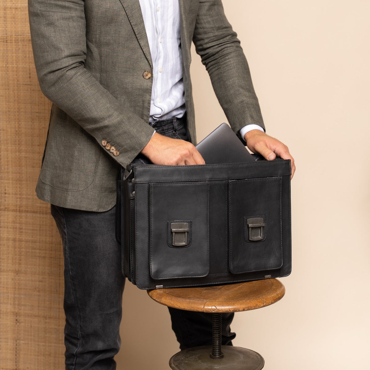 Springfield Full-Grain Leather Briefcase pour Femme - Structured Side Profile Showing Gusset Depth &amp; Expansion Capacity