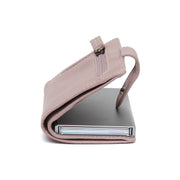 Solid Antique Brass Hardware &amp; Heavy-Duty Dual Zipper Detail on Kaunas Full-Grain Leather Card Holder pour Femme