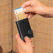 
Classic 100% Full-Grain Leather Card Holder - Perspective arrière montrant les bretelles en cuir renforcées