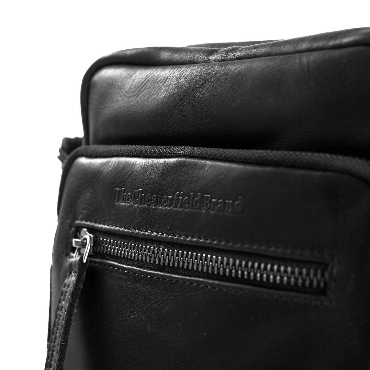 
Solid Antique Brass Hardware & Heavy-Duty Dual Zipper Detail on Birmingham Sac besace en cuir pleine fleur