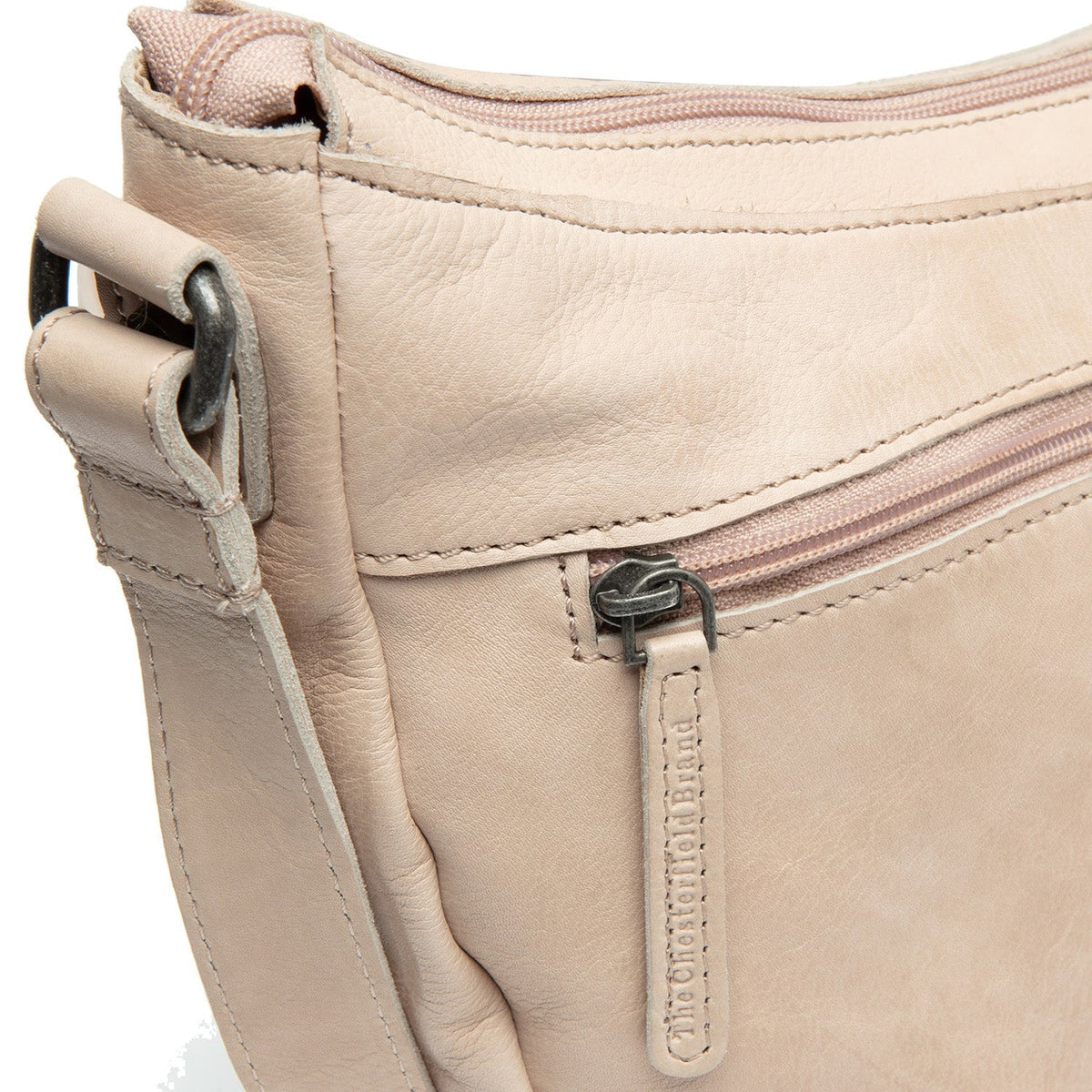 
Solid Antique Brass Hardware & Heavy-Duty Dual Zipper Detail on Clarita Sac besace en cuir pleine fleur