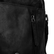 
Solid Antique Brass Hardware & Heavy-Duty Dual Zipper Detail on Remy Sac besace en cuir pleine fleur