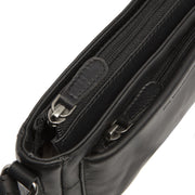 
Solid Antique Brass Hardware & Heavy-Duty Dual Zipper Detail on Southampton Sac besace en cuir pleine fleur