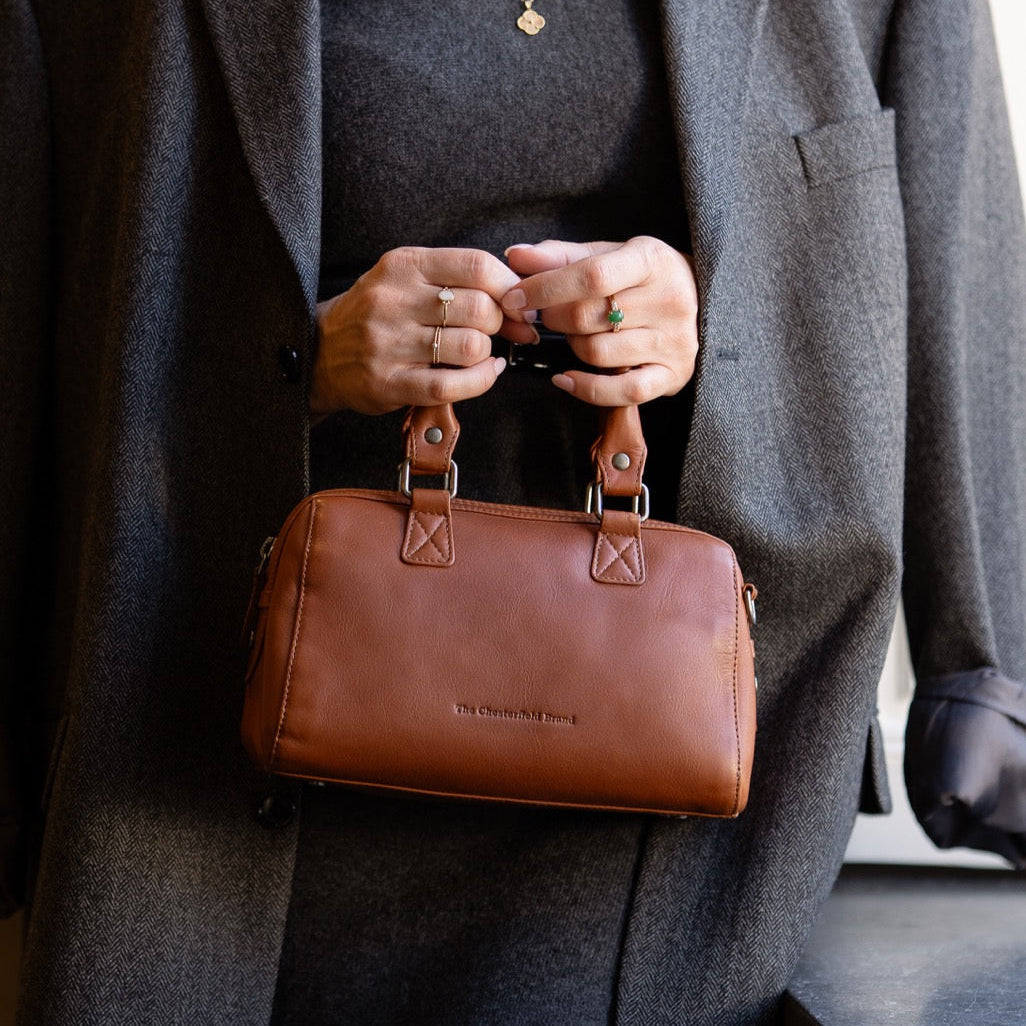 Styled Fit Perspective of Dalford Full-Grain Leather Handbag pour Femme on Model - Natural Daylight Drape