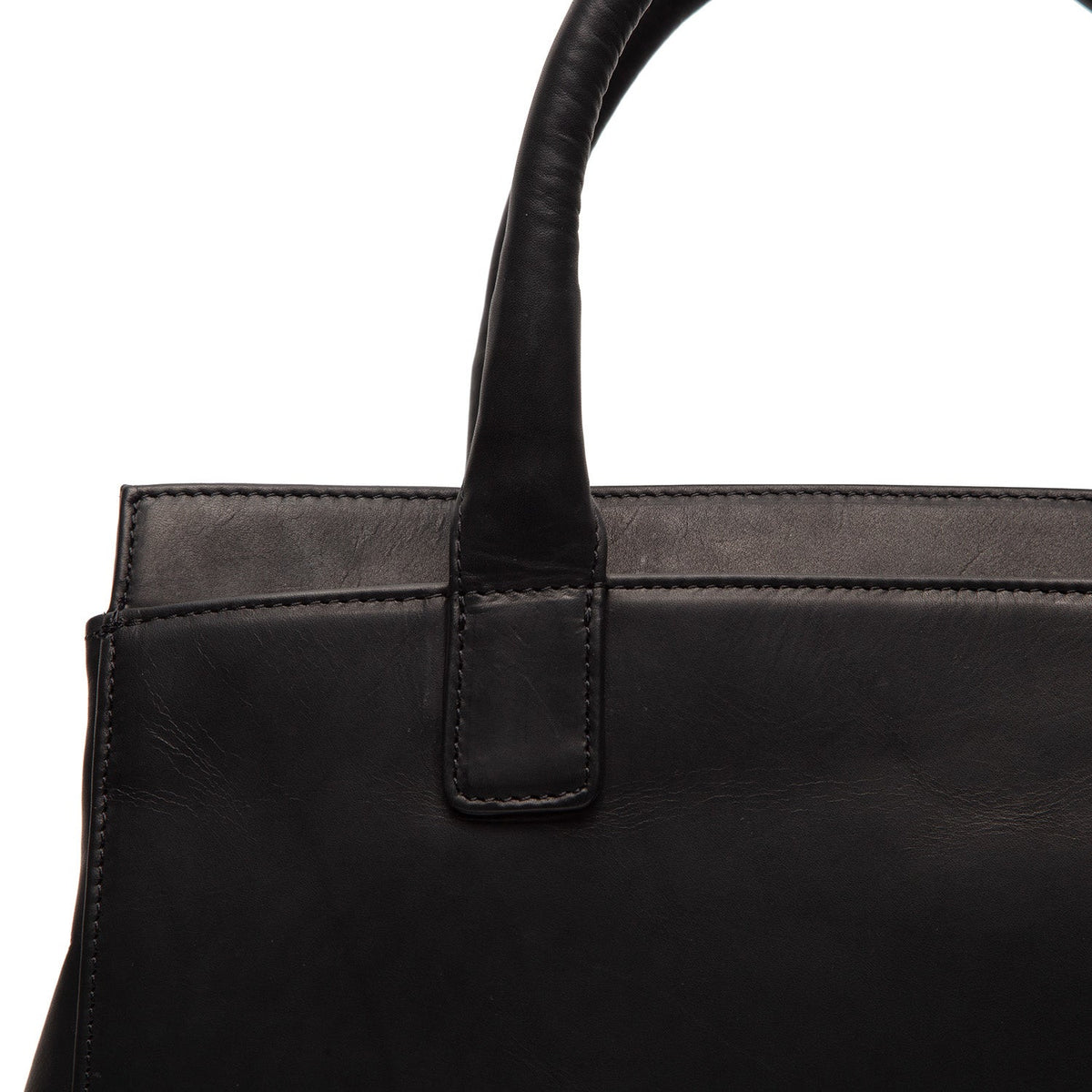 Vue détaillée of Classic Collar & Heavy-Duty Zipper Hardware on Garda Full-Grain Leather Handbag
