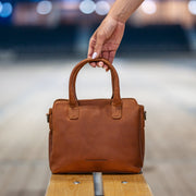 Styled Fit Perspective of Hermosa Full-Grain Leather Handbag pour Femme on Model - Natural Daylight Drape