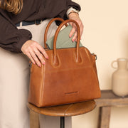 Styled Fit Perspective of Marsala Full-Grain Leather Handbag pour Femme on Model - Natural Daylight Drape