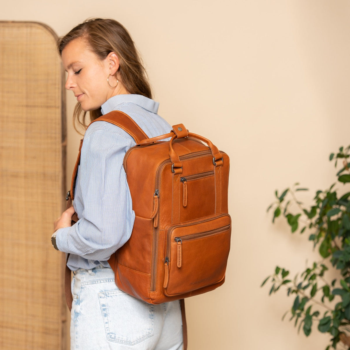 Calden Full-Grain Leather Laptop Backpack pour Femme – Vue produit alternative 3