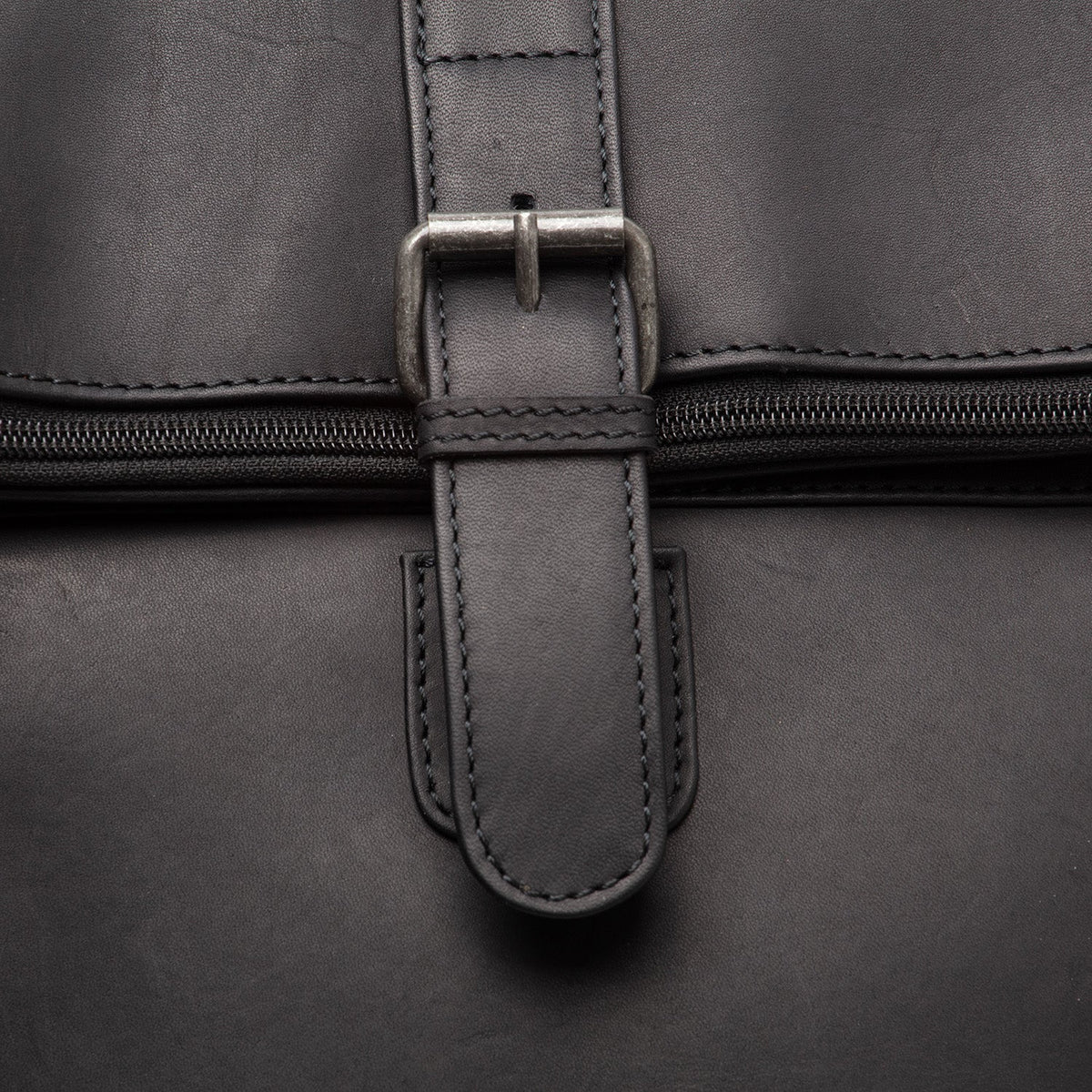 Solid Antique Brass Hardware &amp; Heavy-Duty Dual Zipper Detail on Larsson Full-Grain Leather Laptop Backpack pour Femme