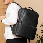 
Classic 100% Full-Grain leather Backpack - Perspective arrière montrant les bretelles en cuir renforcées