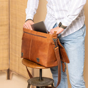 Imperia Full-Grain Leather Laptop Bag pour Homme - Structured Side Profile Showing Gusset Depth &amp; Expansion Capacity