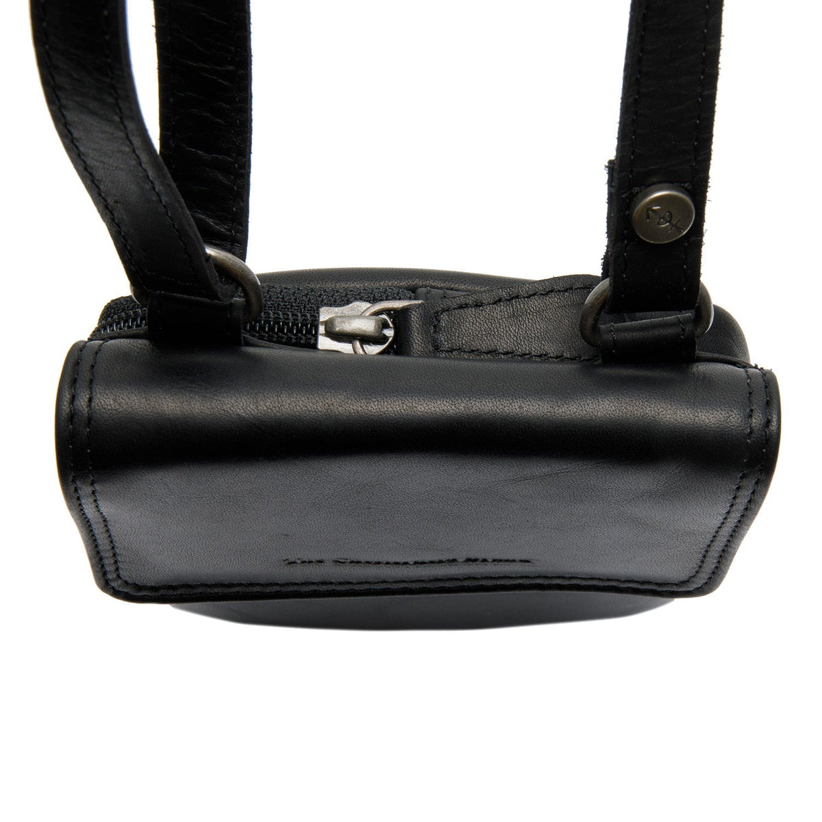 Vue détaillée of Classic Collar &amp; Heavy-Duty Zipper Hardware on Langley Full-Grain Leather Phone Bag pour Femme