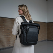 Remo Full-Grain Leather Roll-top Backpack pour Femme - Structured Side Profile Showing Gusset Depth &amp; Expansion Capacity