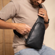 Leather Sling Bag Bowey pour Femme - Structured Side Profile Showing Gusset Depth &amp; Expansion Capacity