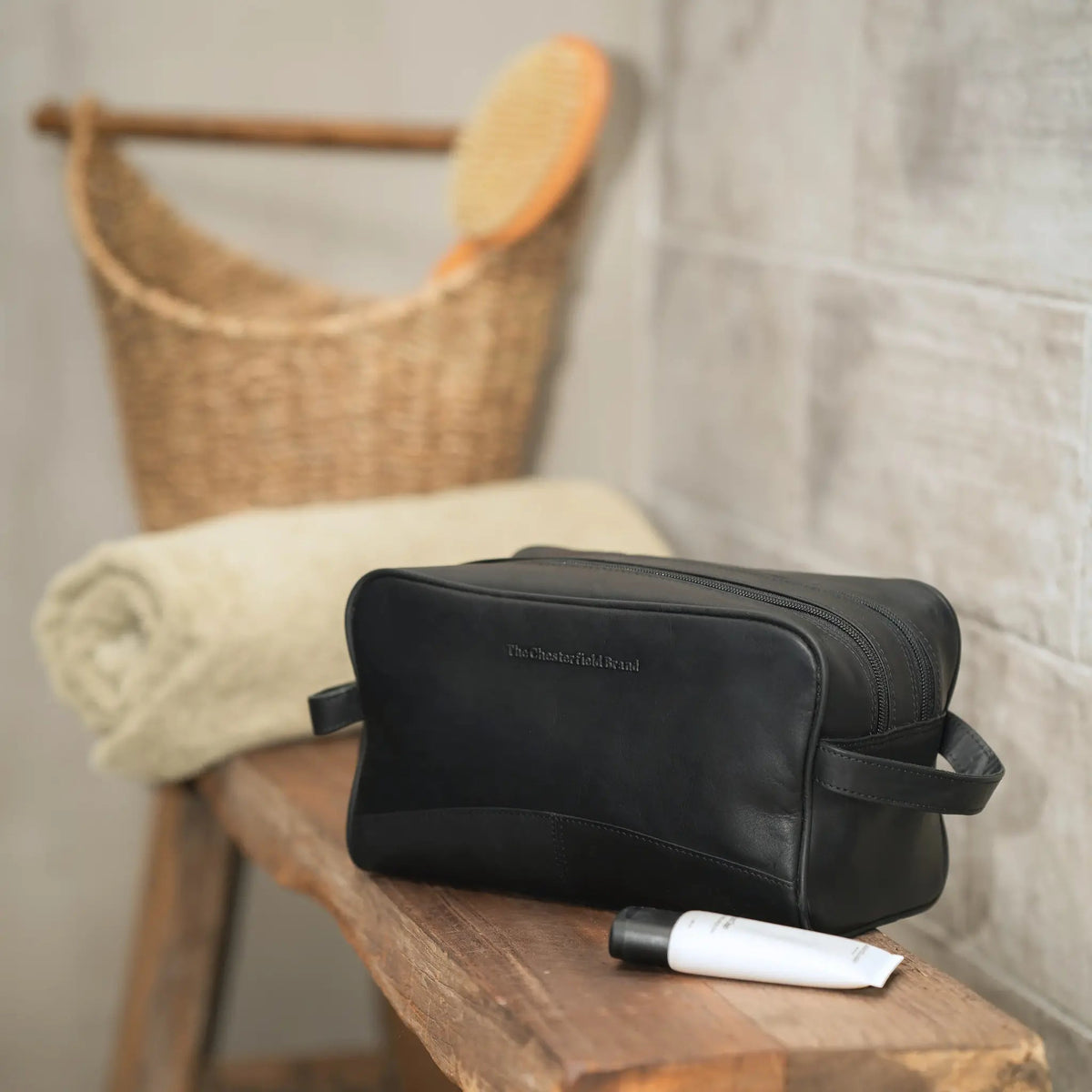 Stacey Full-Grain Leather Toiletry Bag - Vue de profil avec coupe de manche ergonomique